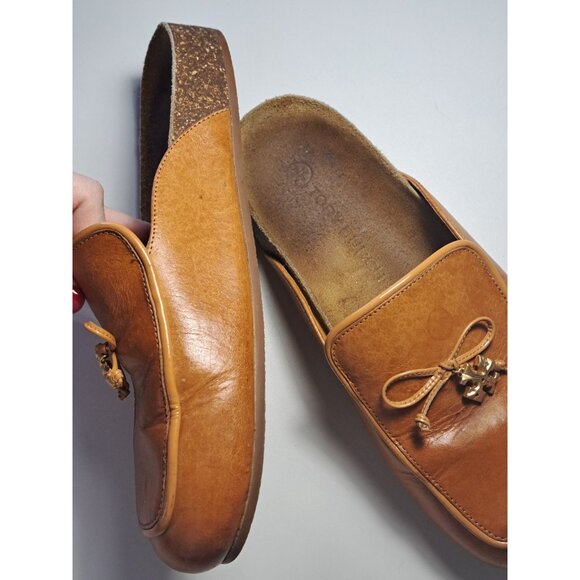 Tory Burch Charm Mules Clogs Womens Tan Leather Slip-On Gold Charm Size 7.5 - Picture 12 of 15